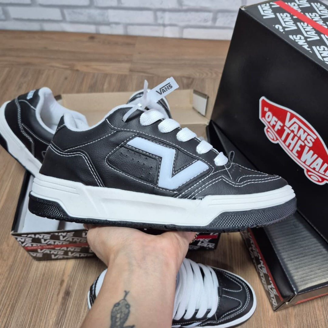 Produto: VANS LOWLAND BLACK